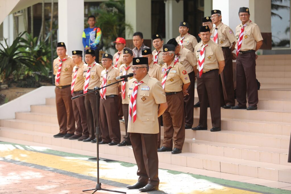 Ketua Kwartir Cabang (Kwarcab) Gerakan Pramuka Batam, Jefridin M. Pd memimpin upacara pelepasan Peserta Lomba Tingkat Regu Pramuka V Kwarcab Kota Batam di Dataran Engku Putri, Kamis (15/06/2023).