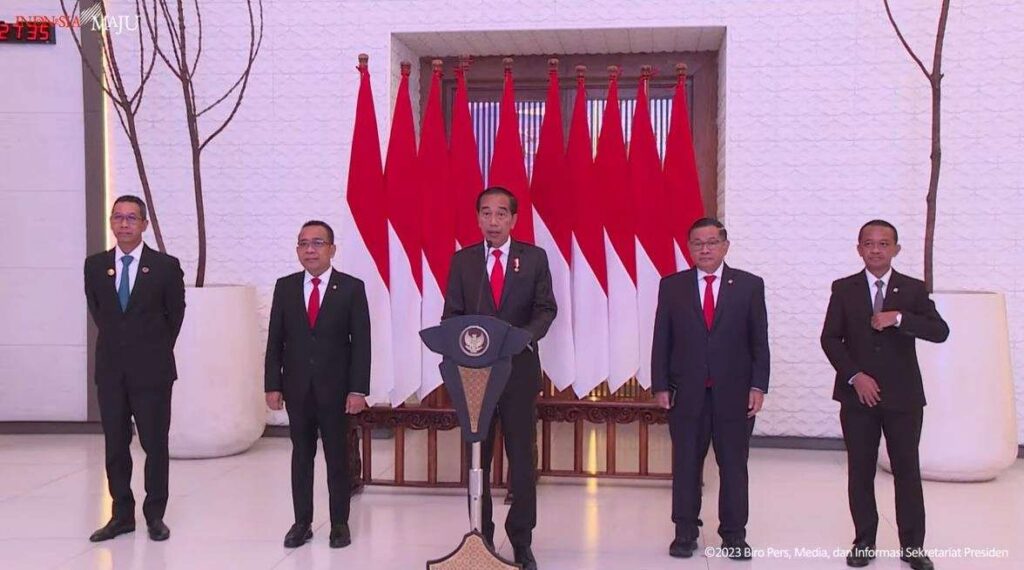 Presiden Joko Widodo menyampaikan keterangan resmi di Halim Perdanakusuma Jakarta, Rabu (7/6/2023). Presiden dan rombongan akan bertolak ke Singapura dan Malaysia. (Foto: layar tangkap Sekretariat Presiden)