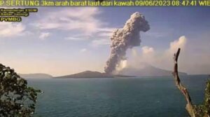 Status Siaga , Gunung Anak Krakatau kembali Erupsi