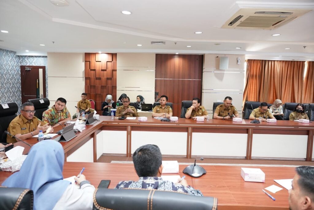 Sekretaris Daerah Kota Batam, Jefridin, M.Pd. menyambut Kunjungan Kerja Studi Tiru Inovasi Daerah Pemerintah Kabupaten Labuhanbatu Utara, Provinsi Sumatera Utara ke Pemerintah Kota Batam, di Kantor Wali Kota Batam, Senin (5/6/2023).