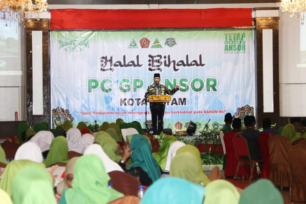 Wali Kota Batam, Muhammad Rudi didaulat sebagai Penasehat Barisan Serbaguna (Banser) yang ditandai dengan penyematan seragam Banser, pada Halal Bihalal Pimpinan Cabang (PC) Gerakan Pemuda (GP) Ansor Kota Batam di Golden Prawn Bengkong, Minggu (11/6/2023).