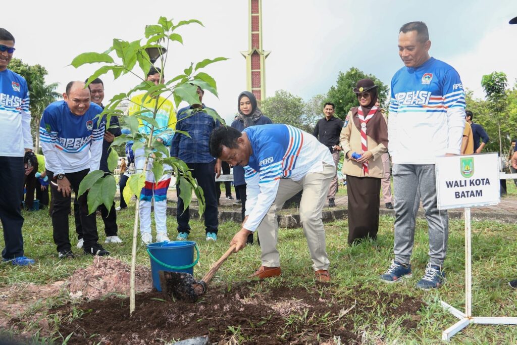 Foto Wali Kota Tanam Pohon