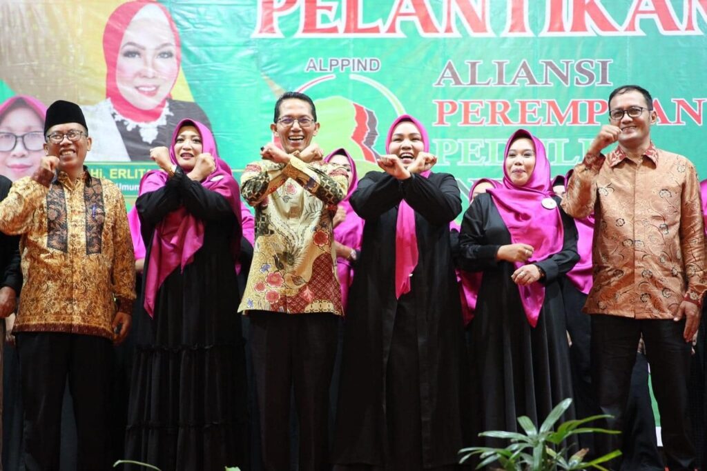 Wakil Wali Kota Batam Amsakar Achmad menghadiri pelantikan Aliansi Perempuan Peduli Indonesia (ALPPIND) Kota Batam di Golden Prawn, Minggu (18/6/2023) sore.