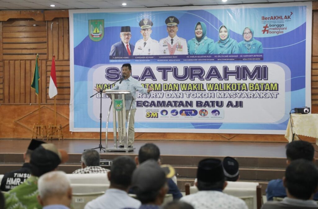 Wali Kota Batam, Muhammad Rudi hadir silaturahmi dengan Ketua RT/RW dan tokoh masyarakat di Kecamatan Batuaji.  Sekaligus menyerahkan insentif RT/RW triwulan II (Periode April-Juni) 2023.