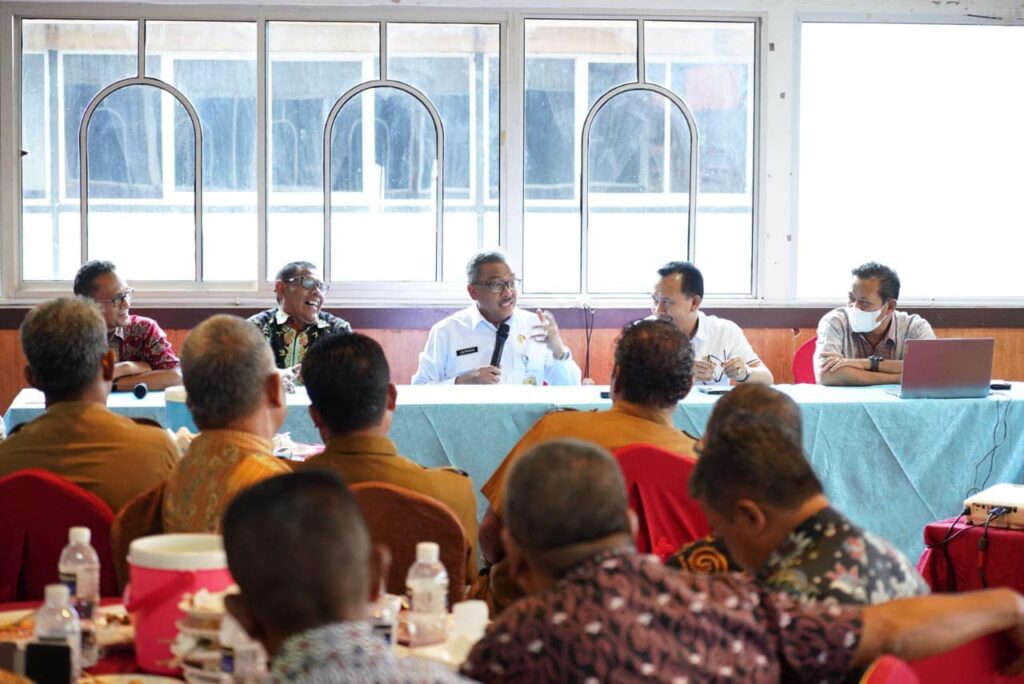 Sekretaris Daerah Kota Batam, sekaligus sebagai Plh. Kepala Dinas Pendidikan Kota Batam, Jefridin, M. Pd., memimpin jalannya Rapat  Musyawarah Kerja Kepala Sekolah (MKKS),  yang dihadiri sebanyak 65 Kepala Sekolah Menengah Pertama (SMP) Negeri se-Kota Batam, di Golden Prawn Bengkong, Selasa (20/6/2023).