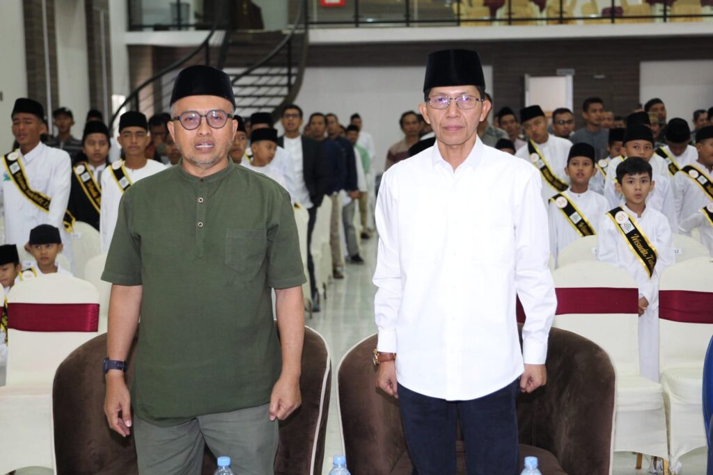 Wakil Wali Kota Batam Amsakar Achmad Menghadiri acara Wisuda Akbar Tahfidz Al-Qur’an Santri Yayasan Pendidikan Islam Berkah Sukses Cendikia (BSC) Batam di Pena Hall Batam Kota, Selasa (20/6/2023).