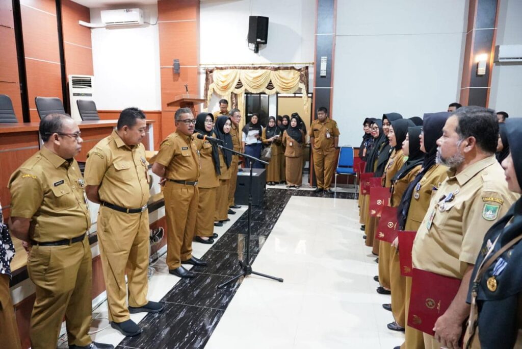 Sekretaris Daerah Kota Batam, Jefridin, M. Pd menyerahkan secara simbolis penghargaan Satya Lancana Karya Satya kepada Aparatur Sipil Negara (ASN) di lingkungan Dinas Pendidikan Kota Batam dan Dinas Kesehatan Kota Batam di Gedung Gurindam Dinas Pendidikan Kota Batam, Senin (26/06/2023).