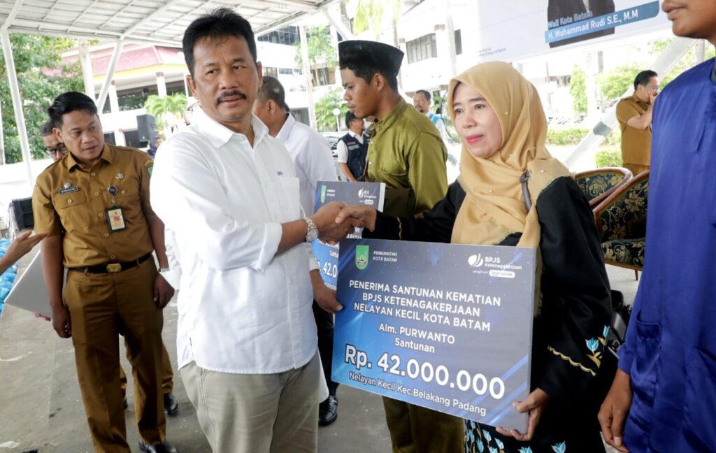 Wali Kota Batam, Muhammad Rudi, menyerahkan secara simbolis bantuan sebanyak 1.176 paket bahan pokok gratis kepada nelayan. Penyerahan bantuan itu dipusatkan di Dataran Engku Putri, Batam Centre, Senin (26/6/2023).