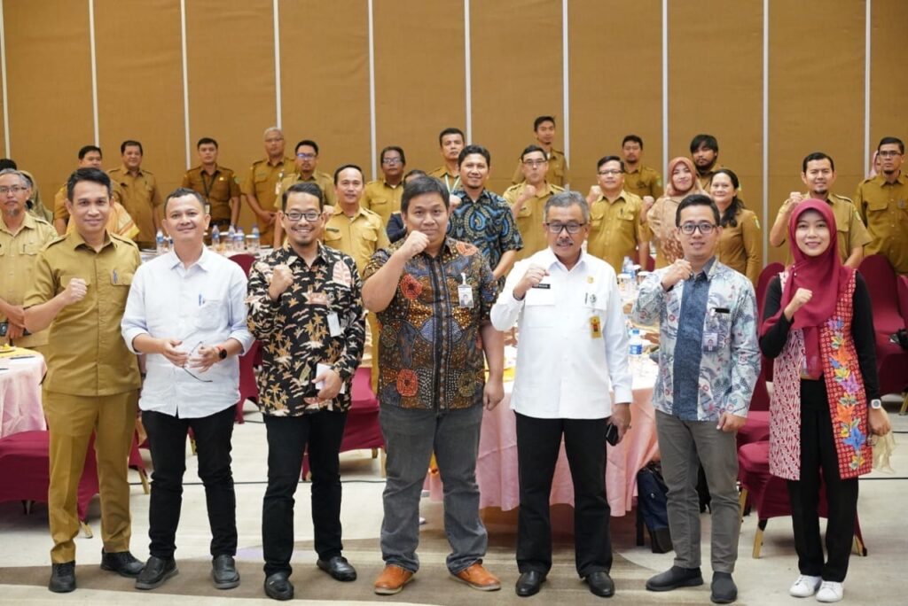 Sekretaris Daerah Kota Batam, Jefridin, M. Pd., membuka secara langsung Bimbingan Teknis (Bimtek) tentang Preferensi Harga atau TKDN dan Konsolidasi Paket- paket Pengadaan Langsung pada Pekerjaan Konstruksi, di Planet Holiday Hotel, Selasa (27/6/2023).