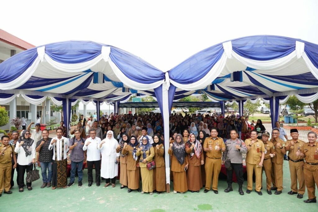 Wakil Gubernur Kepri, Marlin Agustina Rudi, dan Wali Kota Batam Muhammad Rudi diwakili Sekretaris Daerah (Sekda) Batam sekaligus Pelaksana Harian Kepala Disdik Batam, Jefridin Hamid, langsung mendatangi orang tua calon murid di SD N 12 Bengkong, Selasa (27/6/2023).