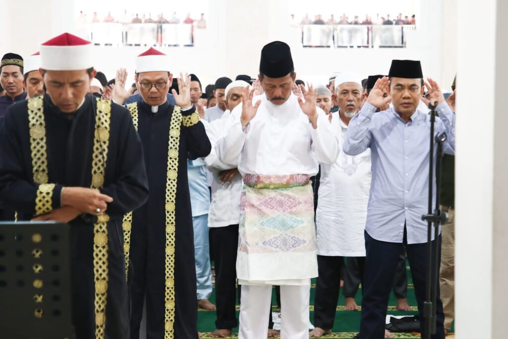 salat berjamaah, Wali Kota Batam Muhammad Rudi, Ketua TP-PKK Kota Batam yang juga Wakil Gubernur Kepri, Marlin Agustina serta sejumlah Kepala OPD di lingkungan Pemko Batam.