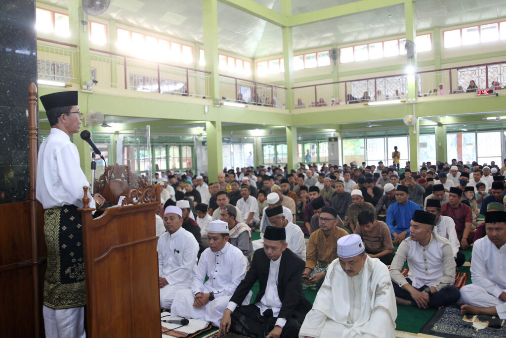 Wakil Wali Kota Batam Amsakar Achmad salat Idul Adha 1444 Hijriah bersama ribuan masyarakat di Masjid Baiturahman Sekupang, Kamis (29/6) pagi.
