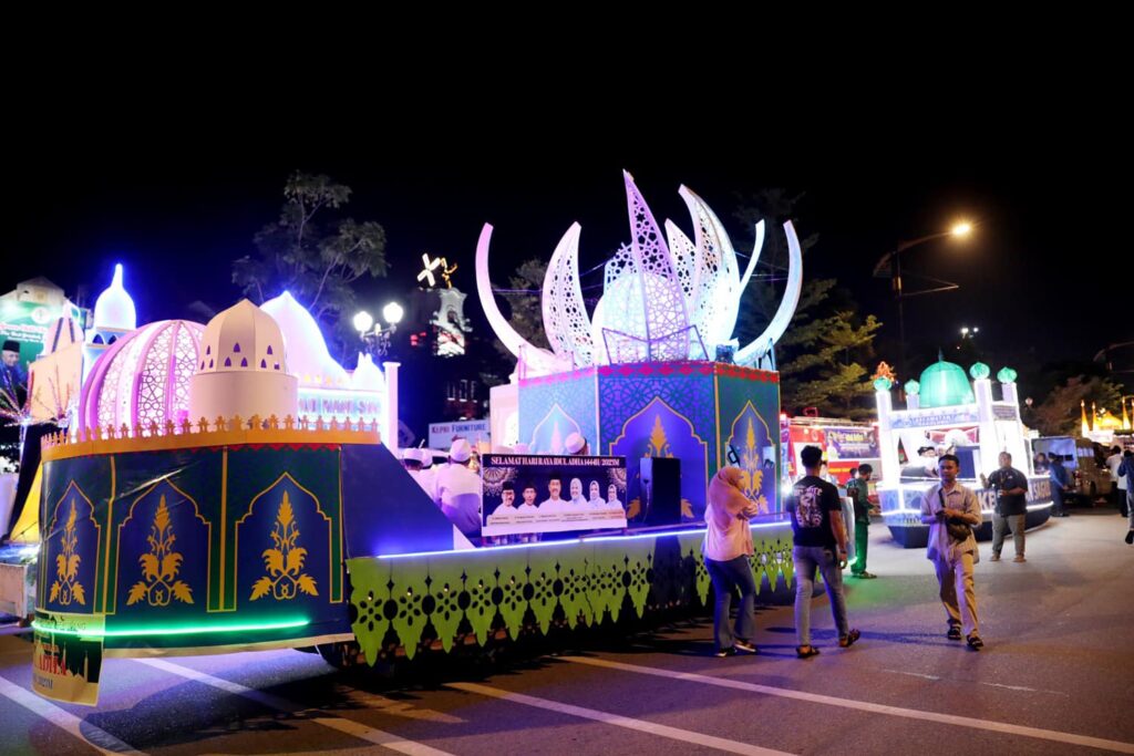 Kemeriahan Pawai Takbir Hias Iduladha, Rudi Kumandangkan Takbiran bersama Warga Batam