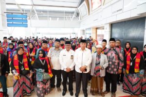 Lepas Calon Jamaah Haji Khusus, Jefridin Berpesan Menjaga Kesehatan Selama di Tanah Suci