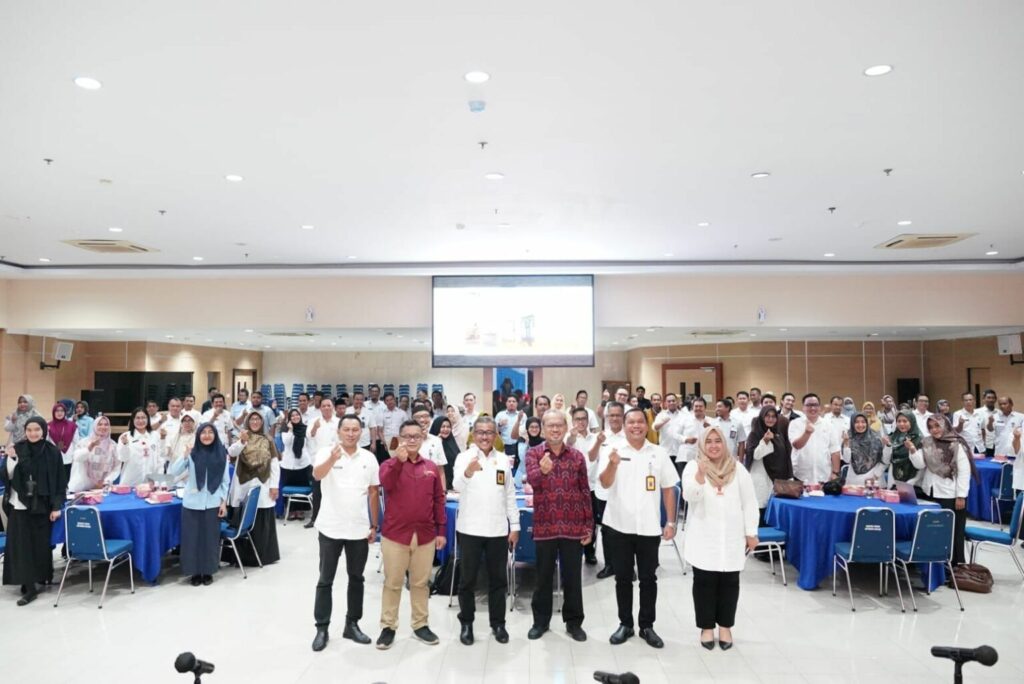Sekretaris Daerah Kota Batam, Jefridin, M. Pd. membuka sekaligus memberikan arahan Bimtek Peningkatan Sistem Akuntabilitas Kinerja Instansi Pemerintahan (SAKIP) Pemerintah Kota Batam di Aula Engku Hamidah lt.IV, Rabu (7/6/2023)