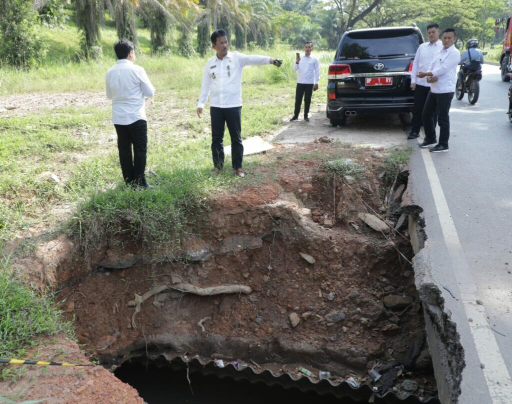 Wali Kota Batam, Muhammad Rudi, langsung meluncur ke lokasi jalan ambrol di Jalan Arteri Letjend Soeprapto (turunan Bukit Daeng), Sagulung, Rabu (7/6/2023).