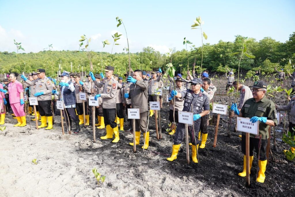 Peduli Kelestarian Laut, Jefridin Turut Tanam Mangrove di Hari Jadi Bhayangkara ke-77