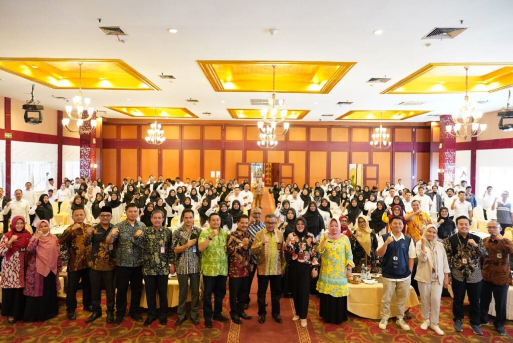 Sekretaris Daerah Kota Batam, Jefridin, M. Pd membuka secara resmi Rapat Koordinasi (Rakor) Rapor Pendidikan dan Profil Pendidikan Jenjang SD dan SMP di Hotel Crown Vista, Kamis (22/06/2023).