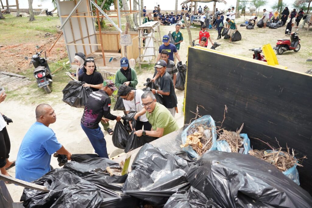 Berikan Edukasi dan Motivasi Masyarakat, Jefridin Gencar Membersihkan Sampah