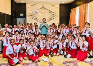 Presiden Jokowi Berikan Kuis Berhadiah Sepeda Saat Bertemu Anak-anak Papua