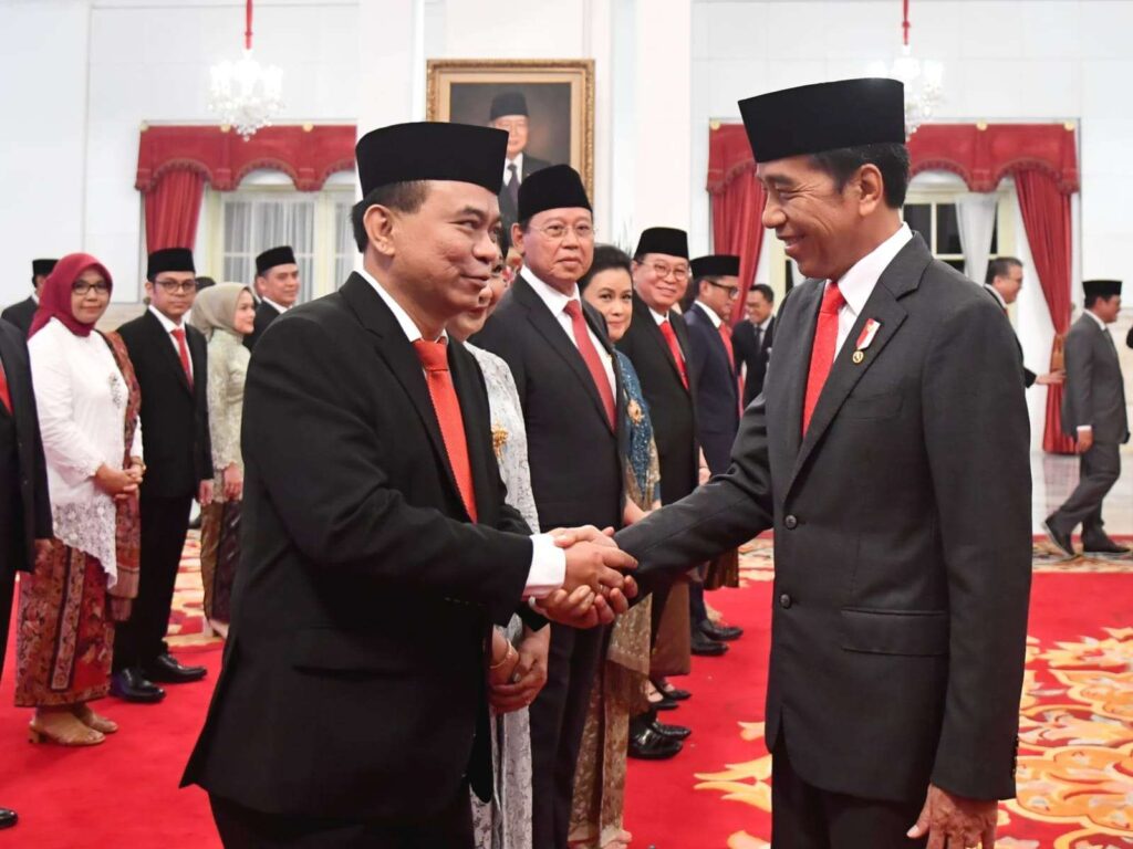 Presiden Joko Widodo memberikan ucapan selamat usai melantik Budi Arie Setiadi sebagai Menteri Komunikasi dan Informatika (Menkominfo) Kabinet Indonesia Maju, di Istana Negara, Jakarta, Senin (17/7/2023). (Foto: BPMI Setpres)