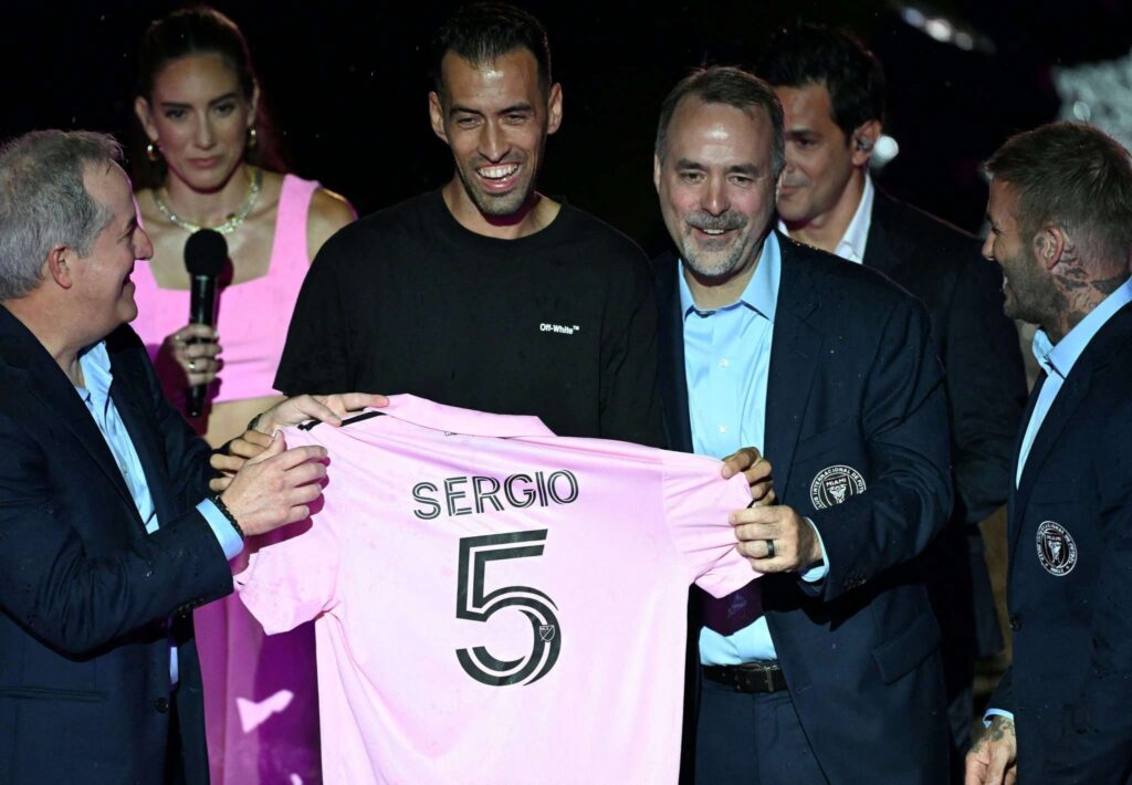 Sergio Busquets (tengah kiri) bersama pemilik klub Inter Miami, Jorge Mas (tengah kanan) salam acara perkenalan pemain baru di DRV PNK Stadium, Minggu (16/7/2023) waktu setempat. (Foto: Inter Miami/ist)