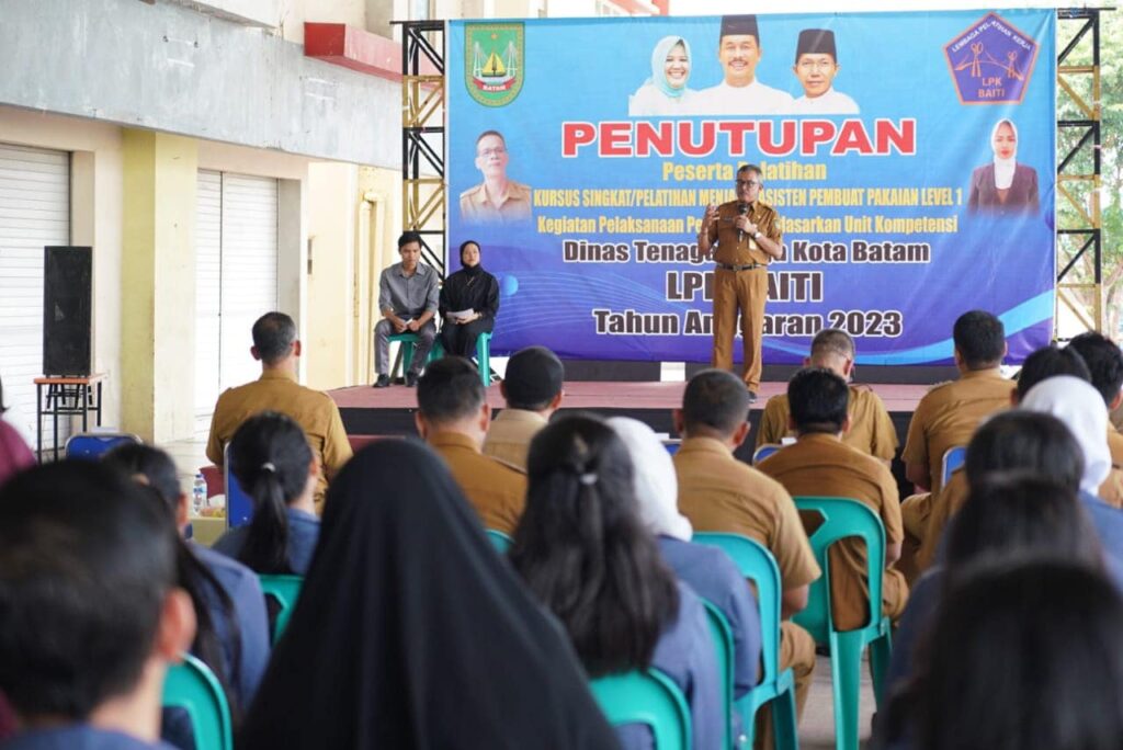 Sekretaris Daerah Kota Batam, Jefridin, M. Pd. mewakili Wali Kota Batam secara resmi menutup Kegiatan Pelatihan Kursus Menjahit Asisten Pembuat Pakaian Level 1. Kegiatan Pelaksanaan Pelatihan,  Berdasarkan Unit Kompetensi Dinas Tenaga Kerja Kota Batam LPK Baiti Tahun Anggaran 2023, di Komplek Pertokoan Mall Top 100 Tembesi, Sagulung, Senin (3/7/2023).