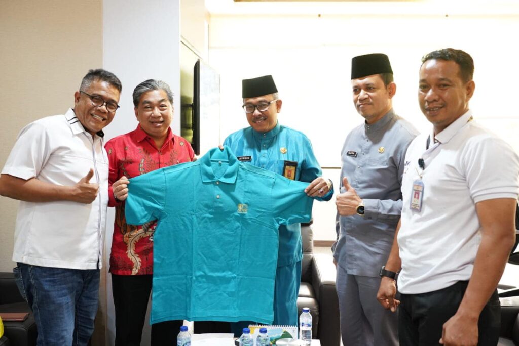 Sekretaris Daerah Kota Batam, Jefridin, M.Pd menerima kunjungan sekaligus diskusi dengan President Asian Regional Training and Development Organization (ARTDO) 2022- 2023 sekaligus pemilik Batam View Beach Resort, Andy Fong, terkait Conference ARTDO Internasional, di Ruang Kerja Sekda Lantai 2, Jumat (7/7/2023).