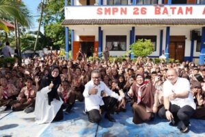 Hadiri Penutupan MPLS SMPN 26 dan SMPN 34, Jefridin Sebut Pendidikan Sebagai Investasi