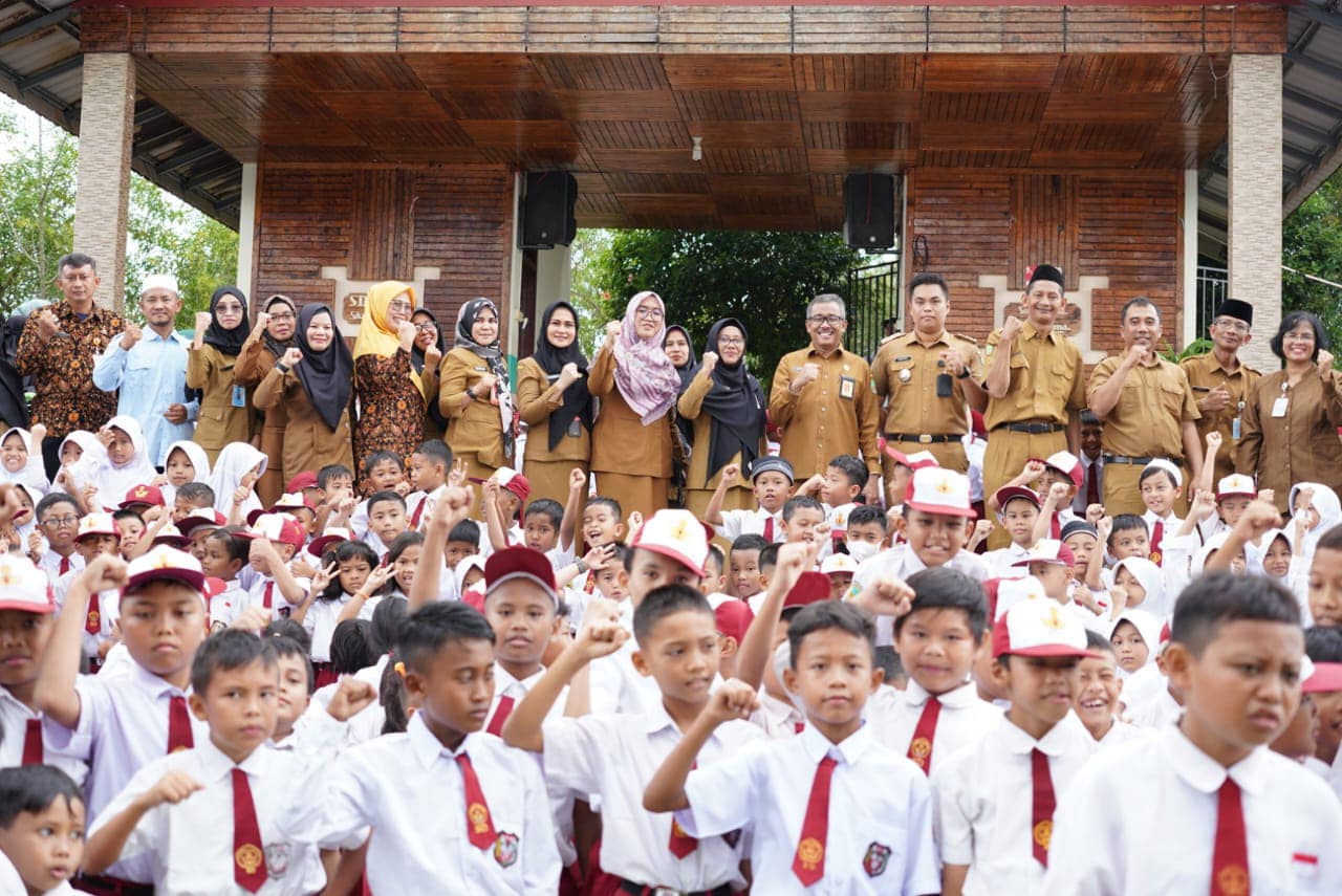 Sekretaris Daerah Kota Batam, Jefridin, M. Pd yang juga sebagai Plh. Kepala Dinas Pendidikan Kota Batam mengunjungi sekaligus memastikan terlaksananya Masa Pengenalan Lingkungan Sekolah (MPLS) tahun 2023 di SMP Negeri 25 Batam dan SD Negeri 005 Sekupang, Senin (10/7/2023).