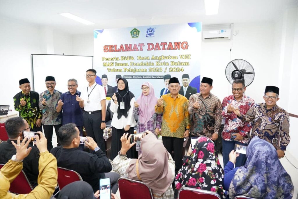 Sekretaris Daerah Kota Batam, Jefridin, M.Pd. menyambut secara resmi Siswa Baru MAN Insan Cendekia (IC) Angkatan VIII Kota Batam Tahun Pelajaran 2023/2024.