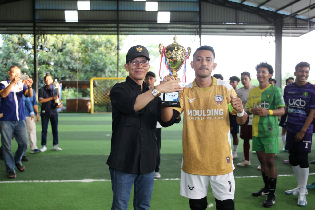 Amsakar dengan penuh semangat dan antusias menutup secara resmi Turnamen Liga Futsal IV FSP LEM SPSI PUK Giken 2023 yang digelar di GOR Futsal Bengkong pada Minggu (23/7/2023).