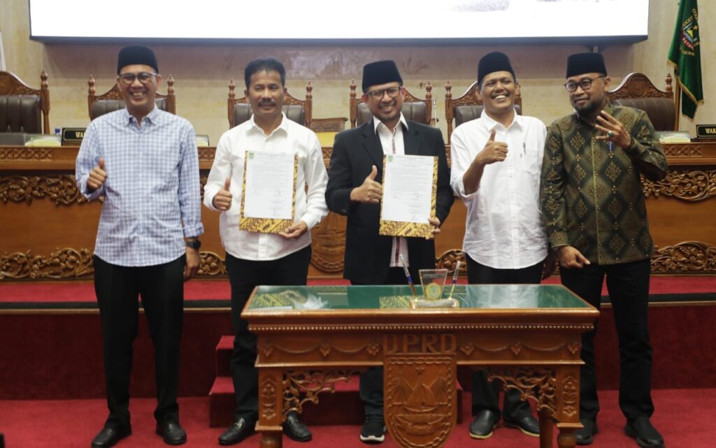Wali Kota Batam, Muhammad Rudi menandatangani Pakta Integritas Pengesahan RAPBD Kota Batam Tahun Anggaran 2024, Kamis (20/07/2023)