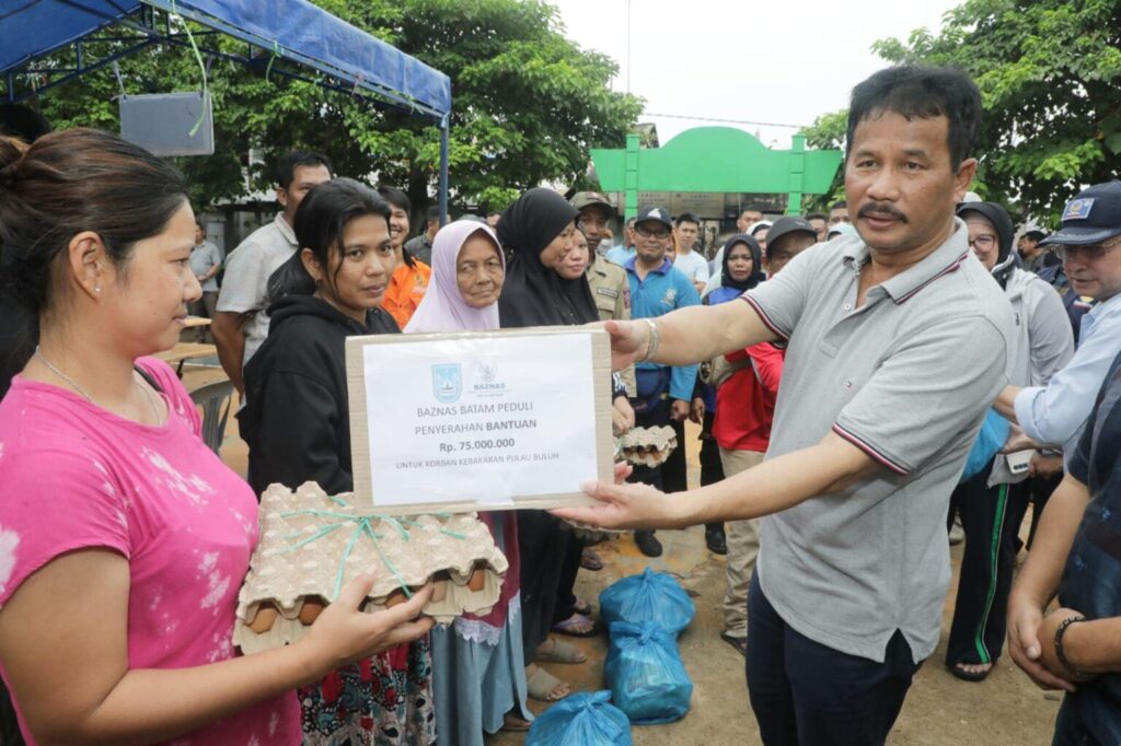 Wali Kota Batam, Muhammad Rudi meninjau langsung lokasi kebakaran yang terjadi di RT 06 RW 02, Kelurahan Pulau Buluh, Kecamatan Bulang, Rabu (19/7/2023)