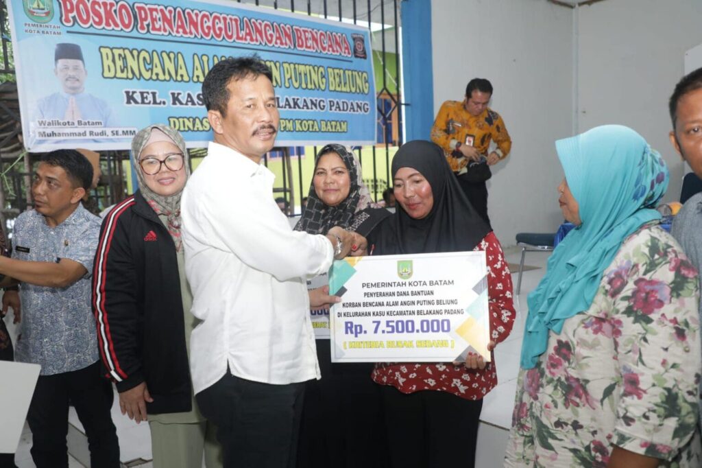 Wali Kota Batam, Muhammad Rudi, didampingi Wakil Gubernur Kepri, Marlin Agustina Rudi, menyerahkan bantuan korban bencana puting beliung di Kasu Belakang Padang, Kamis (20/7/2023).