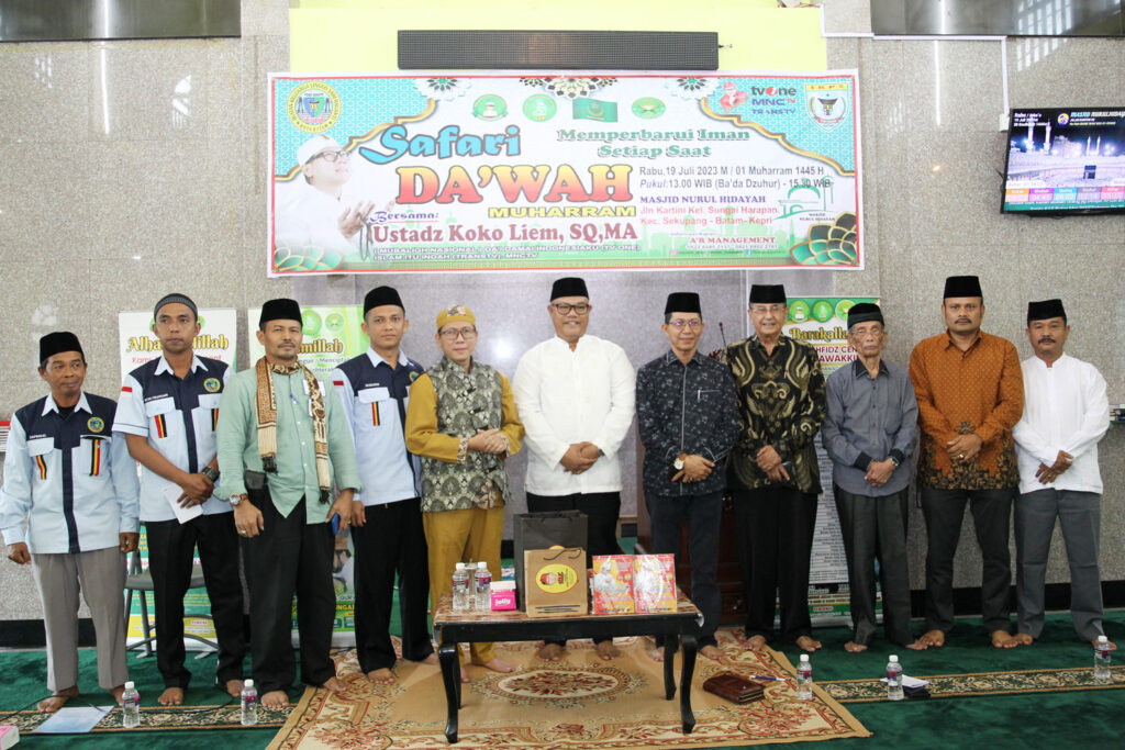 Wakil Wali Kota Batam, Amsakar Achmad, hadir dengan penuh suka cita pada peringatan Tahun Baru Islam 1 Muharram 1445 H di Masjid Nurul Hidayah, Sungai Harapan, Sekupang, Rabu, (19/7/2023).
