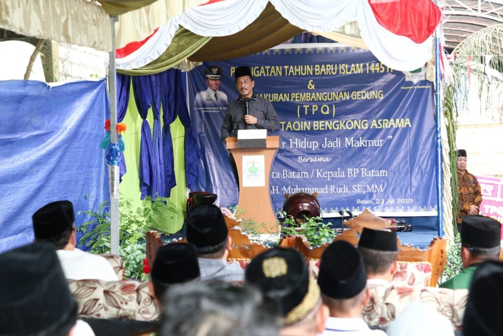 Wali Kota Batam, Muhammad Rudi, didampingi Wakil Gubernur Kepri, Marlin Agustina meresmikan langsung pembangunan Gedung Taman Pendidikan Qur`an (TPQ) Yayasan Al Mutaqqin, di Bengkong Asrama RT 06, RW 10 Yayasan Al Mutaqqin, Kecamatan Bengkong, pada Minggu (23/7/2023).
