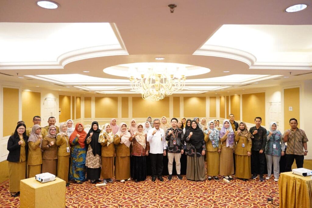 Sekretaris Daerah Kota Batam, Jefridin, M.Pd. membuka Penyuluhan Peningkatan Kemahiran Berbahasa Indonesia bagi Pegawai Instansi Pemerintah Kota Batam di Harmoni One Hotel, Selasa (25/7/2023).