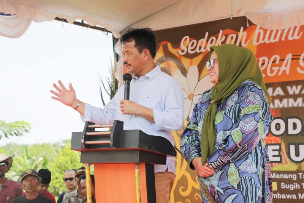 Rudi saat Silaturahmi dan Peringatan Tahun Baru Islam 1445 H (Sedekah Bumi) di Lapangan Tembesi Sidomulyo, Minggu (30/7/2023).