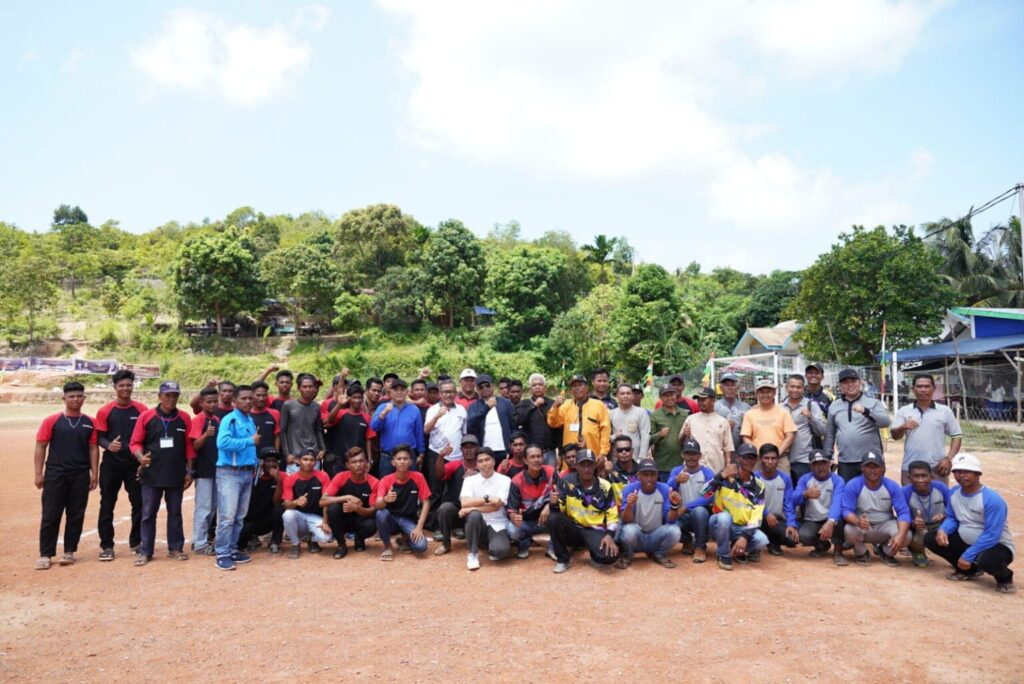 Sekretaris Daerah Kota Batam, Jefridin, M.Pd. menutup secara resmi Turnamen Selat Nenek Cup 2023 di Lapangan Bola Pulau Selat Nenek Kelurahan Temoyong Kecamatan Bulang, Minggu (30/07/2023)