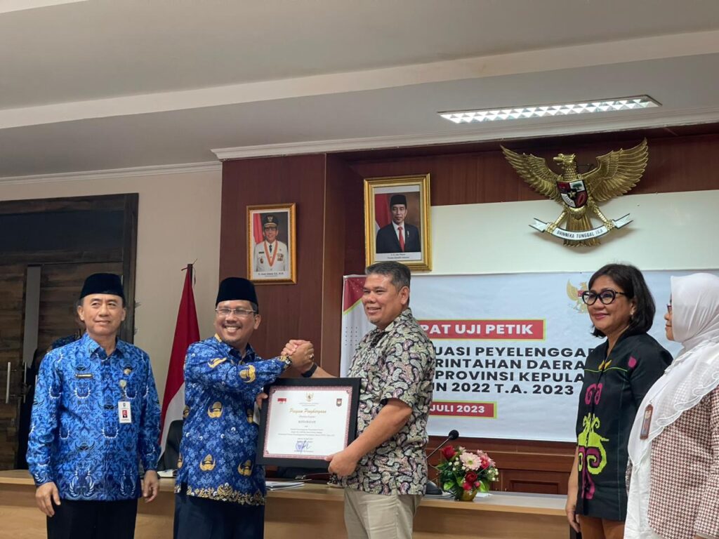 Yusfa usai menerima penghargaan dari Asisten Pemerintahan dan Kesra Setdaprov Kepri, T.S Arif Fadillah.