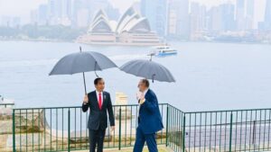 Pakai Payung, PM Australia Ajak Presiden Jokowi Keliling Admiralty House 