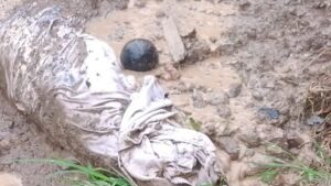 Sejumlah Mayat Terseret Keluar Kuburan Akibat Longsor di Padang