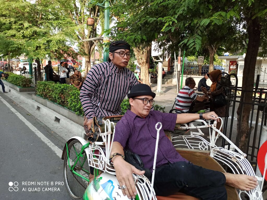 Seniman Yogyakarta Dalijo Angkring (baju ungu) dan Angger Sukisno (baju Jawa lurik) menikmati becak di kawasan Malioboro (Foto: RRI/Yahya)