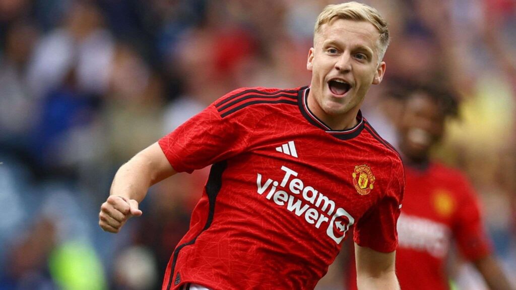 Gelandang Manchester United, Donny van de Beek merayakan golnya ke gawang Lyon pada laga pramusim 2023 di Murrayfield Stadium, Rabu (19/7/2023) (Foto: manutd.com/ist)
