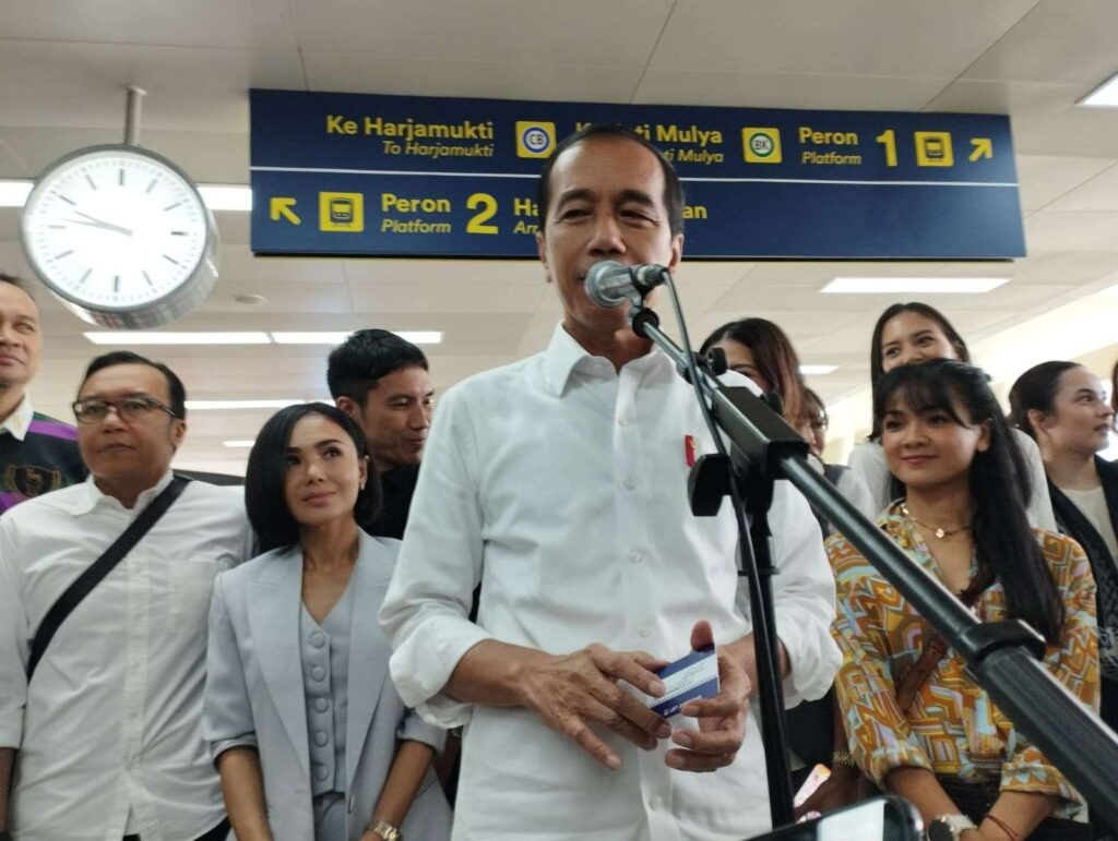Presiden Joko Widodo memberikan keterangan pers di Stasiun LRT Dukuh Atas, Jakarta, Kamis (10/8/2023). (Foto: RRI/Pradipta Rahadi)