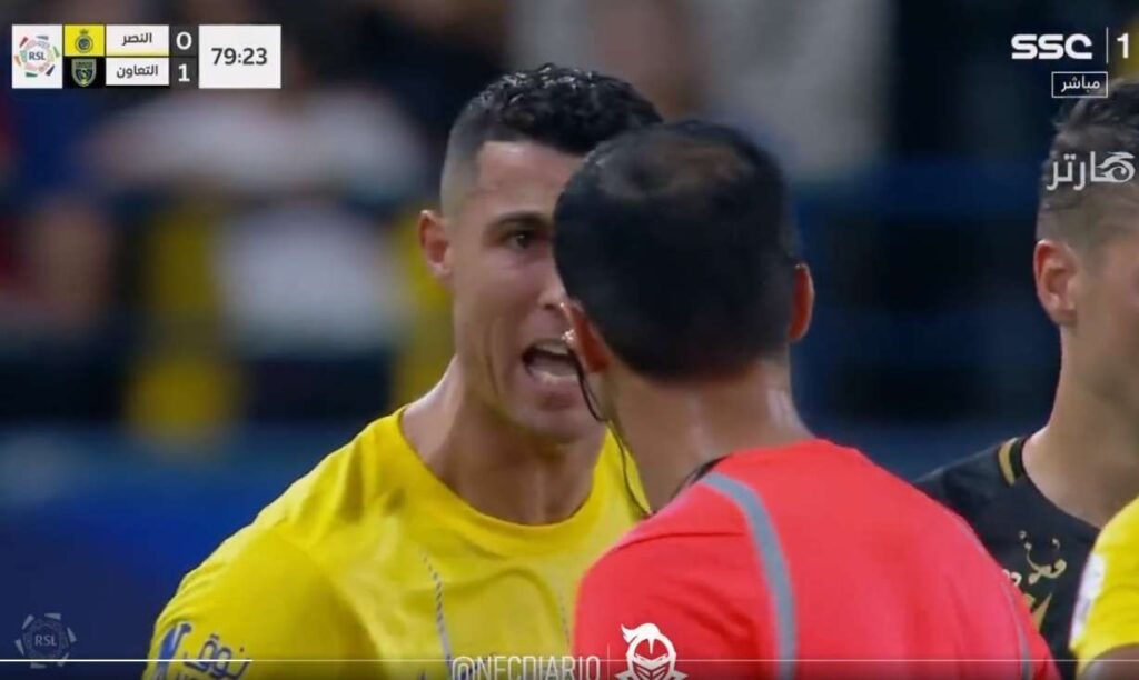 Beredar rekaman saat Robaldo marah pada wasit saat Al-Nassr melawan Al-Taawoun, di KSU Stadium (Riyadh), Jumat (18/8/2023). Hasil akhir Al Nassr kalah 2-0 (foto: @CristianoXtra_)