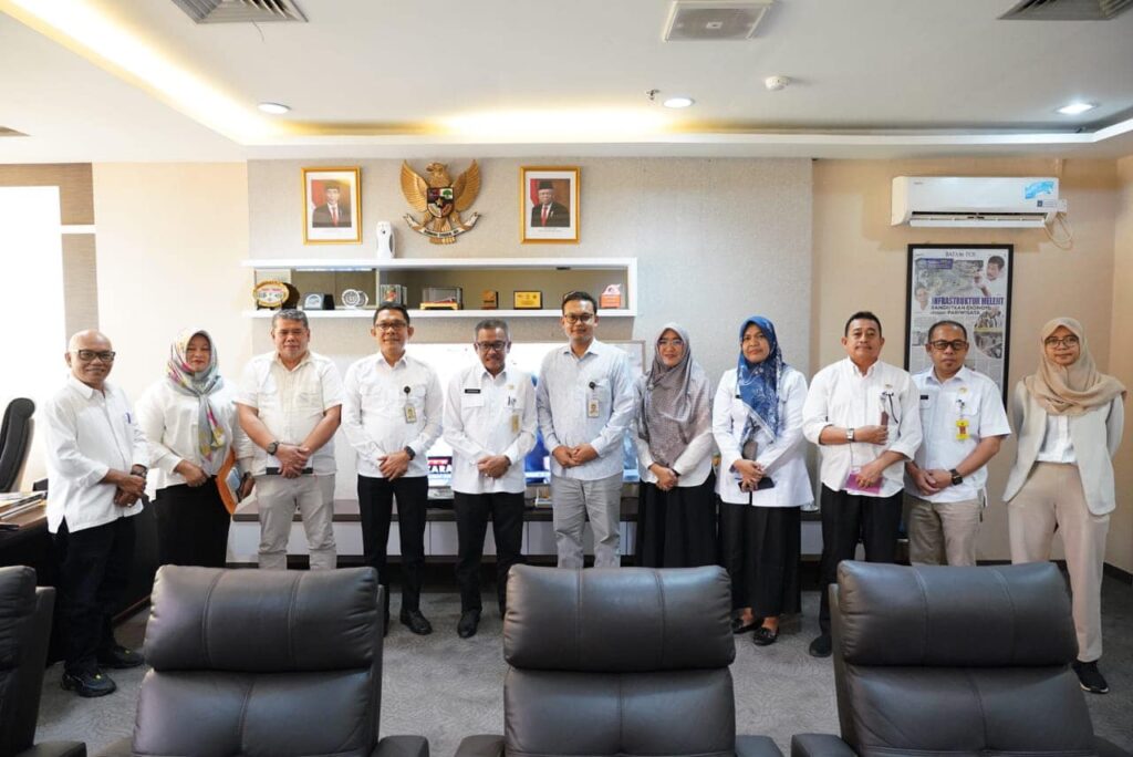 Sekretaris Daerah Kota Batam, Jefridin, M.Pd. menerima kunjungan kerja dari Kantor Staf Presiden RI di ruang kerja Sekda Lantai 2 Kantor Walikota, Rabu (9/08/2023). Kunjungan kerja itu dipimpin oleh Deputi II Bidang Pembangunan Manusia, Adven Tarigan.