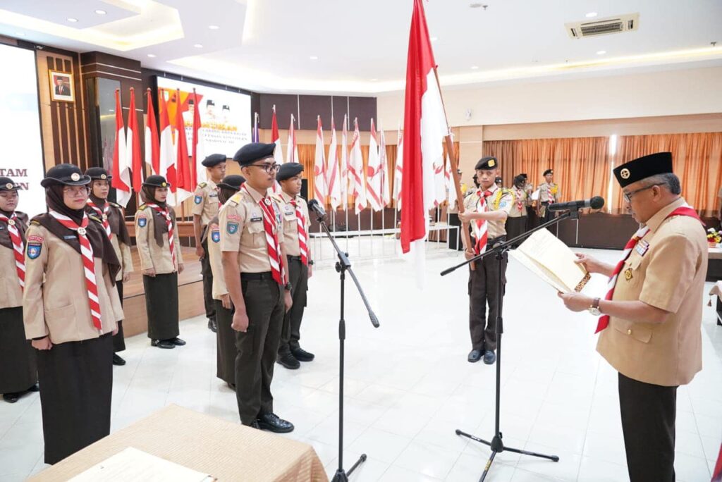Ketua Kwartir Cabang (Kwarcab) Gerakan Pramuka Kota Batam, Jefridin, M.Pd. melantik Pengurus Dewan Kerja Cabang (DKC) Gerakan Pramuka Kota Batam Periode 2023-2028 di Aula Lantai IV Kantor Walikota Batam, Kamis (10/08/2023).