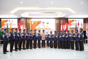 Ketua Kwartir Cabang (Kwarcab) Gerakan Pramuka Kota Batam, sekaligus Sekretaris Daerah Kota Batam, Jefridin, M.Pd. melepas Kontingen Kwarcab Kota Batam